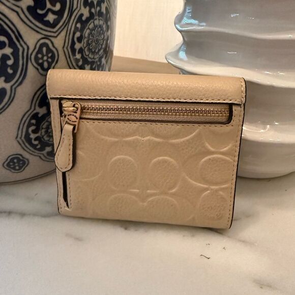 NWOT COACH Embossed Signature Leather Wyn Small Wallet - Picture 4 of 6
